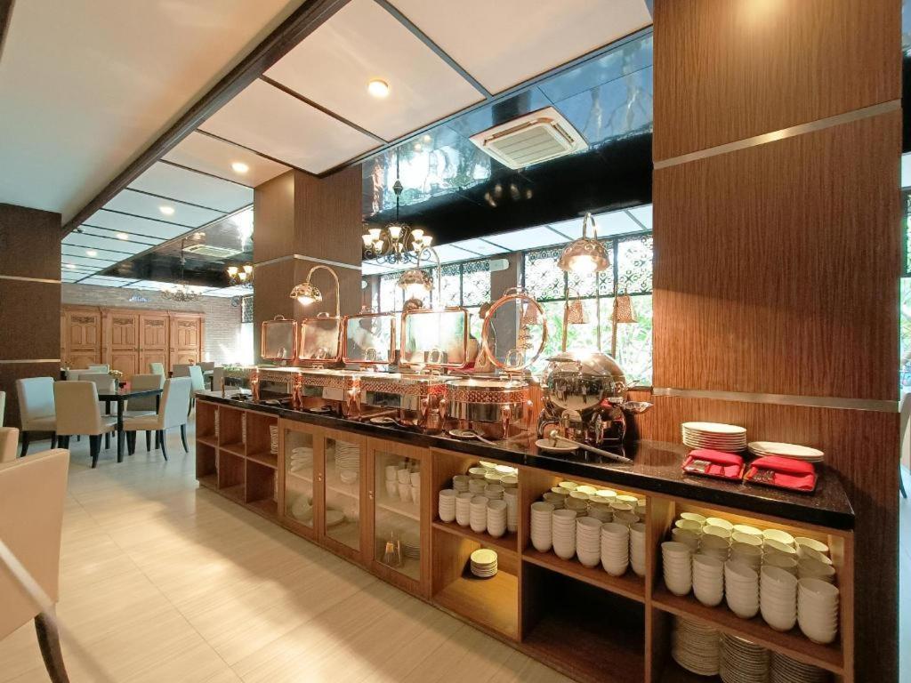 Narita Classic Hotel Surabaya Exterior foto