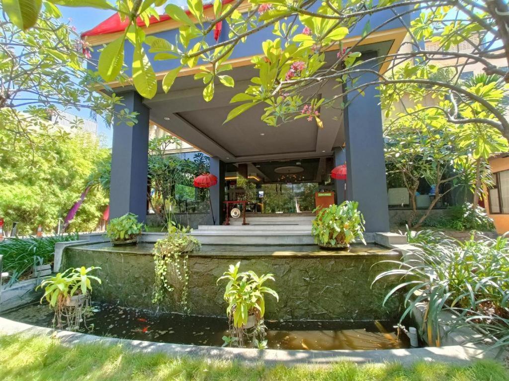 Narita Classic Hotel Surabaya Exterior foto